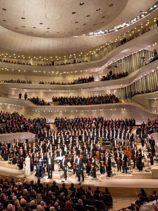 Der Dirigent Thomas Hengelbrock (M) und das NDR Elbphilharmonie Orchester verneigen sich beim Schlussapplaus nach dem Eröffnungskonzert in der Elbphilharmonie in Hamburg.