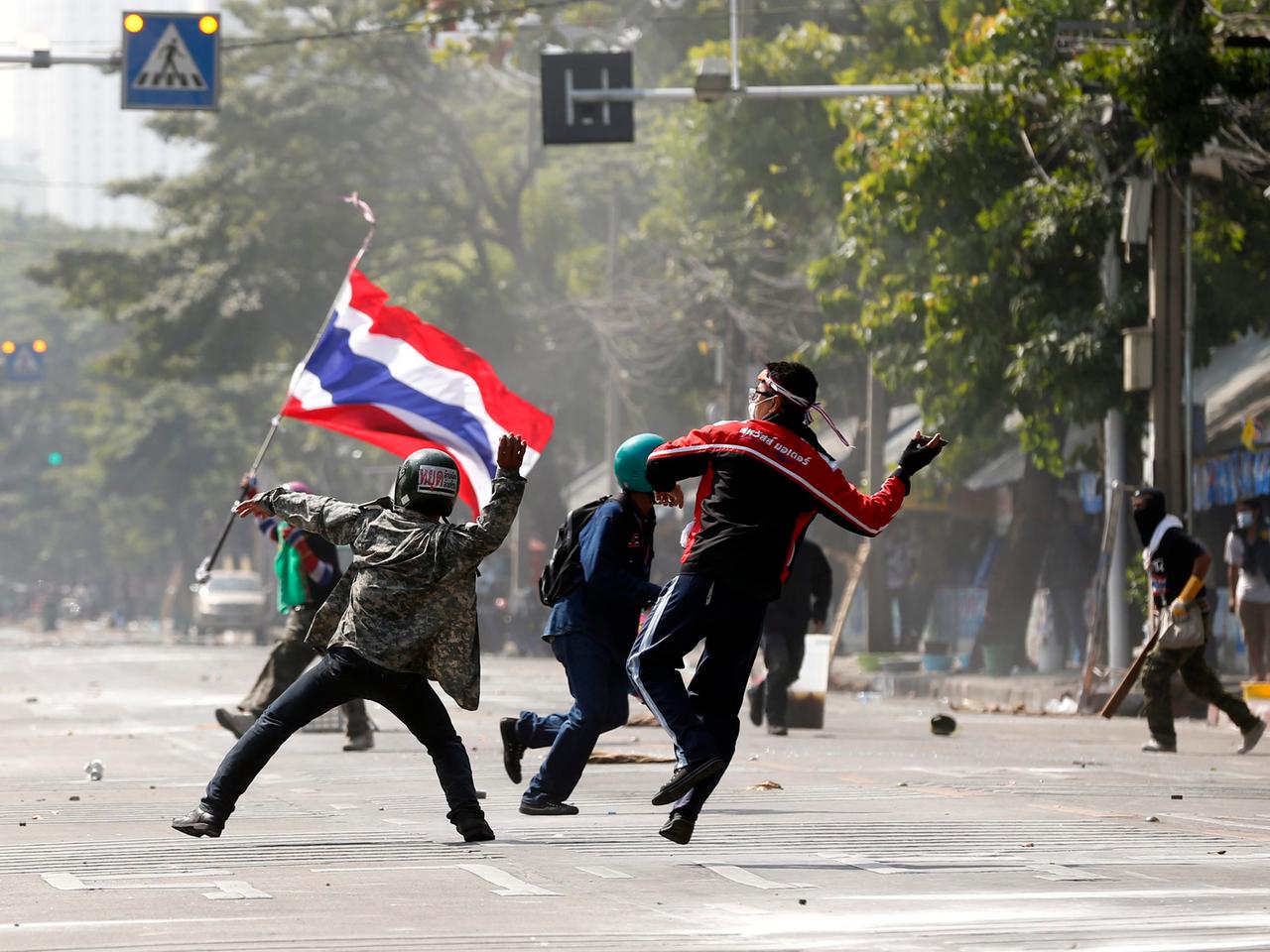 Bei neuen Krawallen bei den regierungsfeindlichen Demonstrationen in Thailand ist in der Hauptstadt Bangkok am Donnerstag nach Medienberichten ein Polizist ums Leben gekommen.