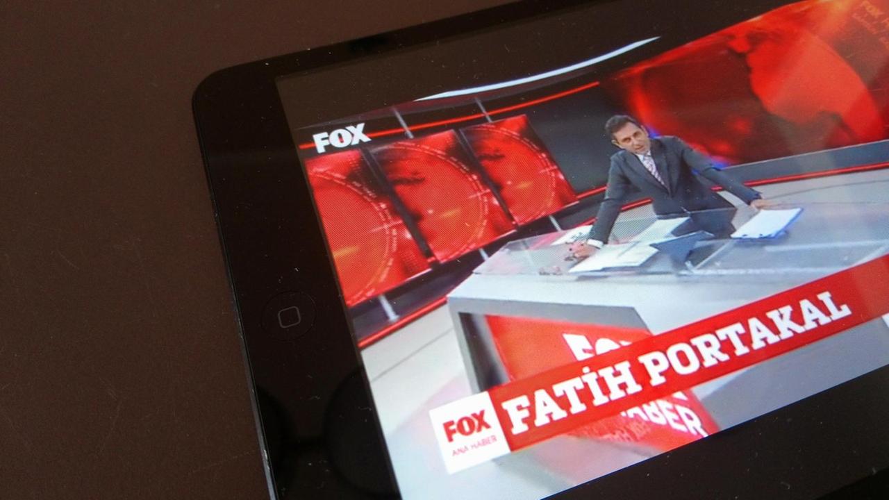 Ein Tablet zeigt Fatih Portakal im Fox-News-Studio
