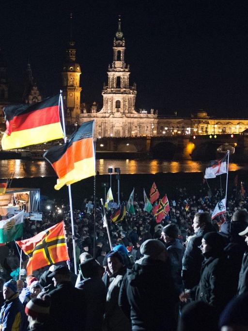 Pegida-Anhänger am 21.12. auf einer Kundgebung am Elbufer in Dresden