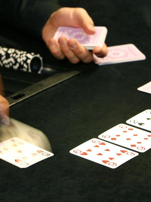 Ein sogenannter Dealer legt im "Aceclub" in Hamburg Karten für eine Runde Poker aus.
