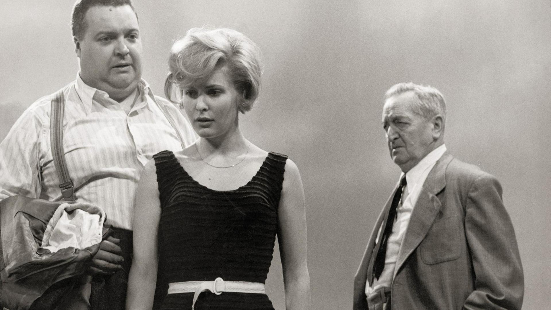 Die Schauspieler Helmut Qualtinger als Oskar, Johanna Matz als Marianne und Hans Moser als Vater in einer Inszenierung von Ödön von Horáths "Geschichten aus dem Wiener Wald" 1961