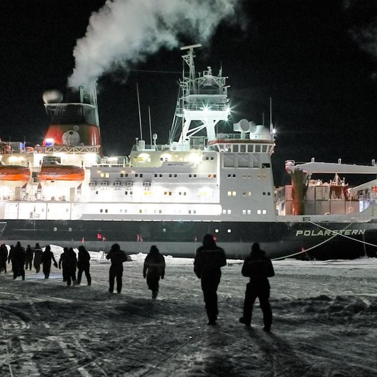 Teilnehmer der MOSAIC-Expeditionsetappen leg2 und leg3 gehen vom Versorgungseisbrecher Kapitan Dranitsyn aus über das Eis zur Polarstern 