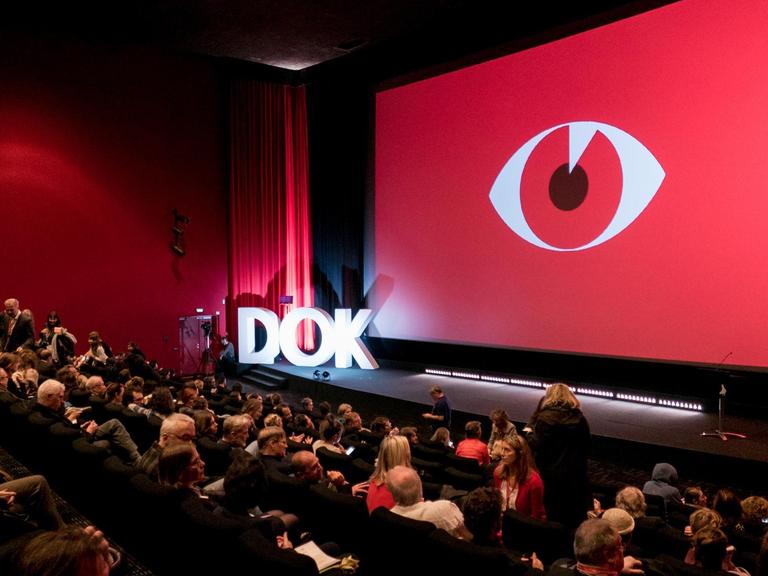 Im Kinosaal bei der Eröffnung des 62. Internationales Leipziger Festival für Dokumentar- und Animationsfilm, 2019