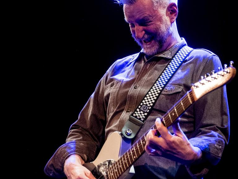 Mal in Rockerpose: Folksänger Billy Bragg bei einem Auftritt in London 2019.