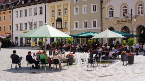 Oberer Stadtplatz mit Gastronomie, Deggendorf, Niederbayern, Bayern, Deutschland, Europa