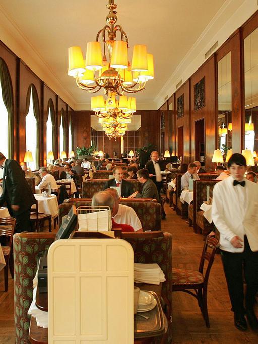 Blich in den Gastraum des Café Landtmann, eines der traditionellen Kaffeehäuser in der österreichischen Hauptstadt Wien