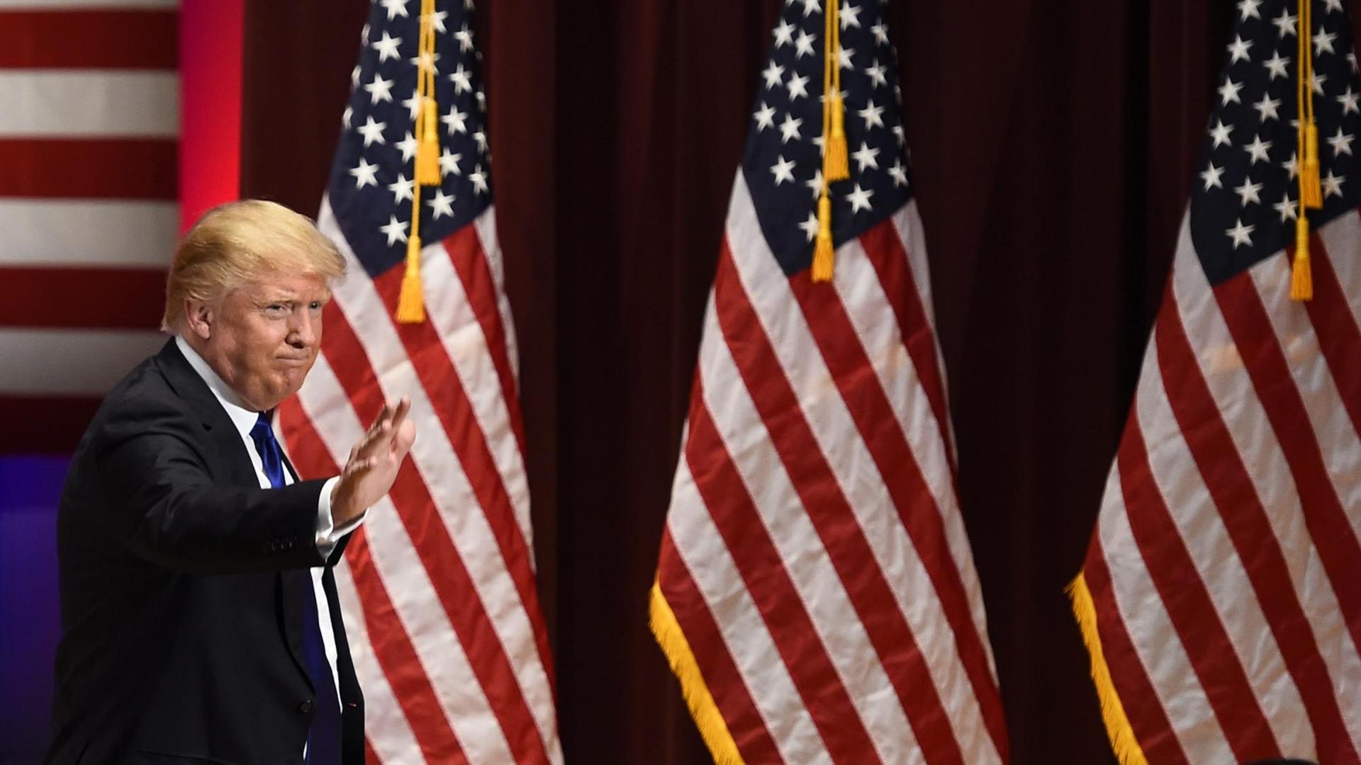 Donald Trump vor den "Stars and Stripes" der US-Fahne