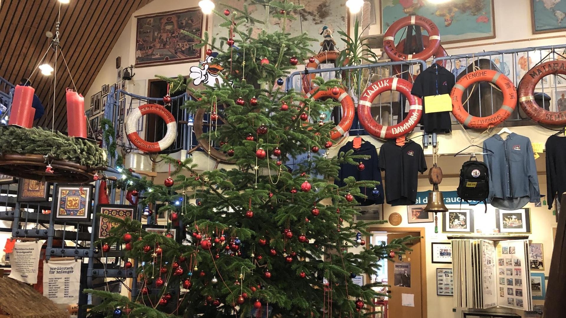 Weihnachtsbaum in der geschmückten Halle im Seemannsclub Duckdalben im Hamburger Hafen.