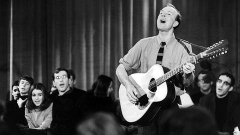 Der amerikanische Folksänger Pete Seeger (u.a. "Sag mir, wo die Blumen sind" und "If I had a Hammer") am 3. Januar 1967 in Ost-Berlin während einer Fernsehaufzeichnung.