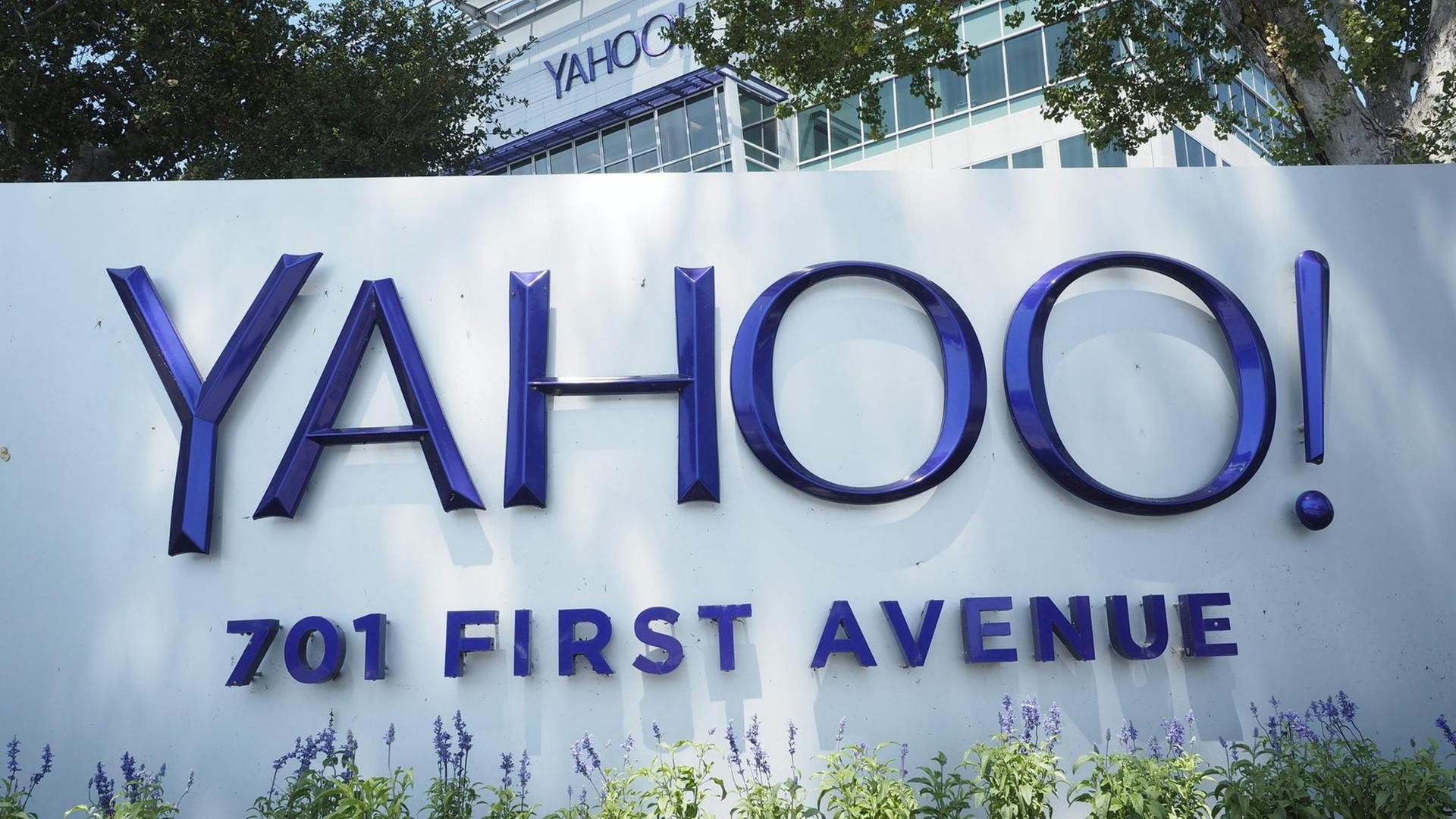 Das Schild der Internet-Firma Yahoo vor ihrem Gebäude in den USA