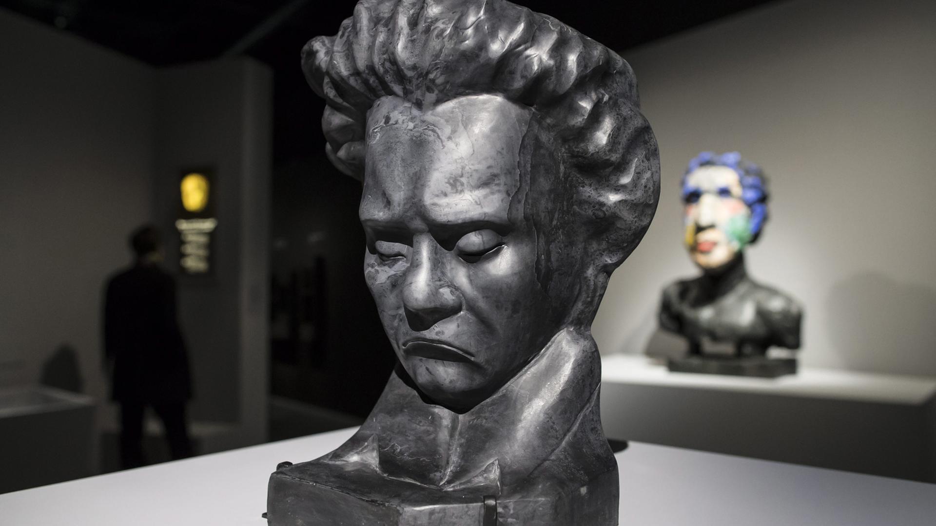 Skulpturen und Büsten von Beethoven in der Ausstellung "Ludwig Van" in der Philharmonie de Paris in Paris