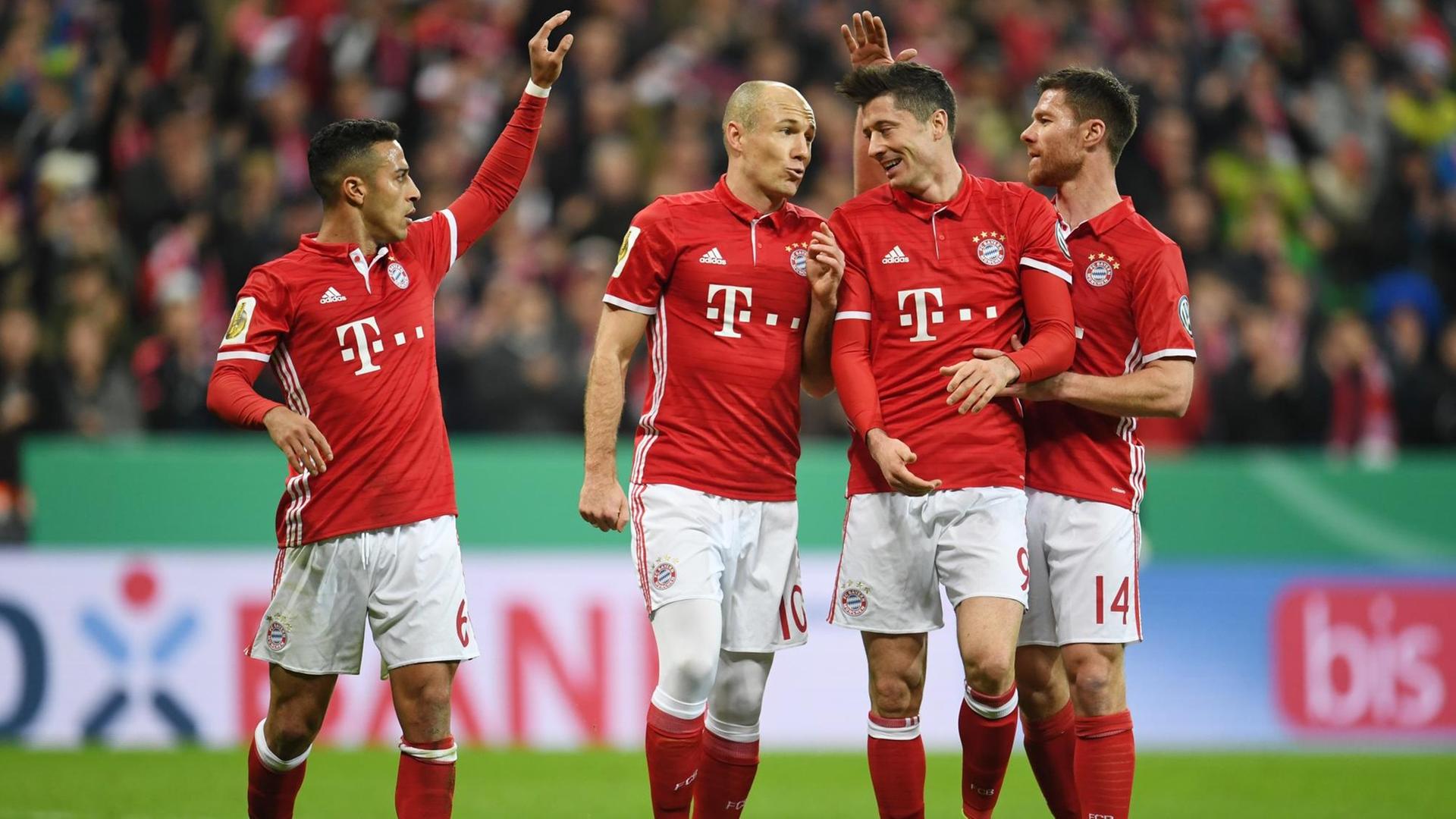 Vier Spieler von Bayern München freuen sich gemeinsam über das Tor zum 3:0-Endstand. Vier Spieler von Bayern München freuen sich gemeinsam über das Tor zum 3:0-Endstand.