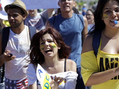 Ein junge Demonstrantin protestiert in Brasilien gegen die Regierung.