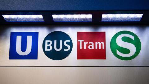 Blick auf Logos des öffentlichen Nahverkehrs auf einem Ticketautomaten der Münchener Verkehrs Gesellschaft (MVG).