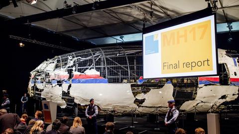 Ein aus den Trümmerteilen zusammengesetztes Modell des abgestürzten Flugzeugs