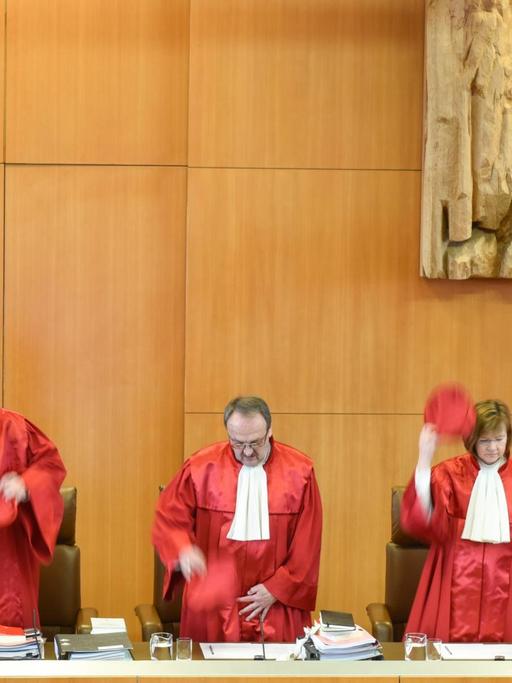 Peter Müller (l-r), Präsident Andreas Voßkuhle, Herbert Landau, Monika Hermanns und Doris König vom Zweiten Senat des Bundesverfassungsgerichts bei der Fortsetzung der mündlichen Verhandlung des Bundesverfassungsgerichts über ein Verbot der rechtsextremen NPD.