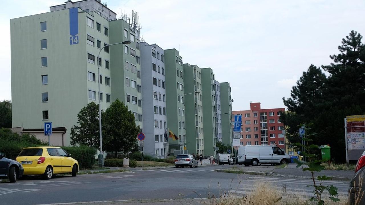 Blick auf eine Straße mit Plattenbauten in Tschechien