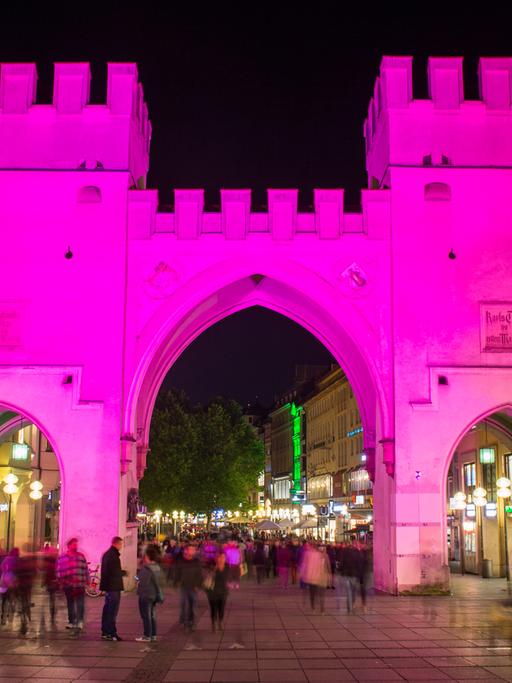 Das Karlstor in München ist anlässlich des Welt-Mädchentages pink beleuchtet.