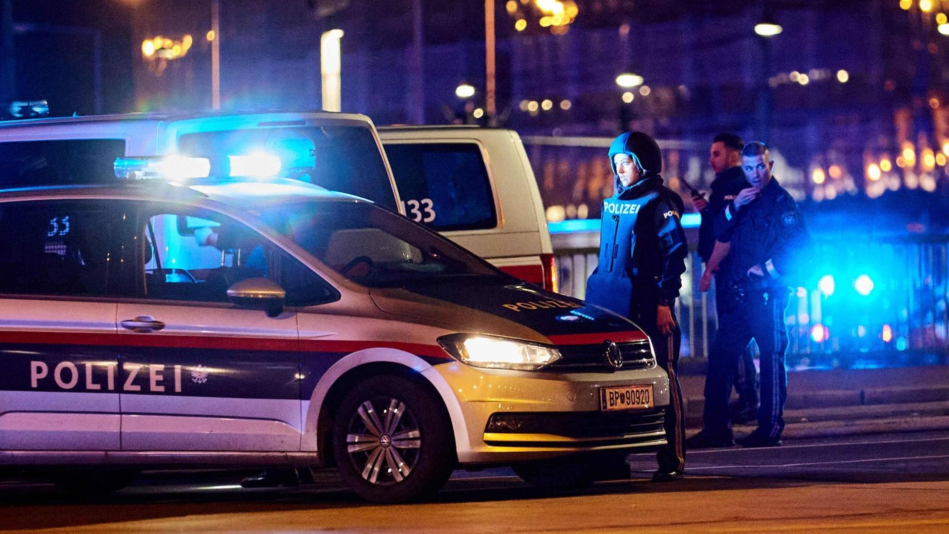Schwer bewaffnete Polizisten und Polizeiwagen am 2. November 2020 nach einem Terroranschlag in der Wiener Innenstadt