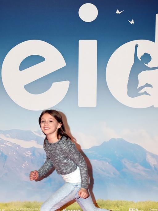 Die Schauspielerin Anuk Steffen (Heidi) läuft am 29.11.2015 in München (Bayern) bei der Deutschlandpremiere von HEIDI im Mathäser Kino über den roten Teppich.
