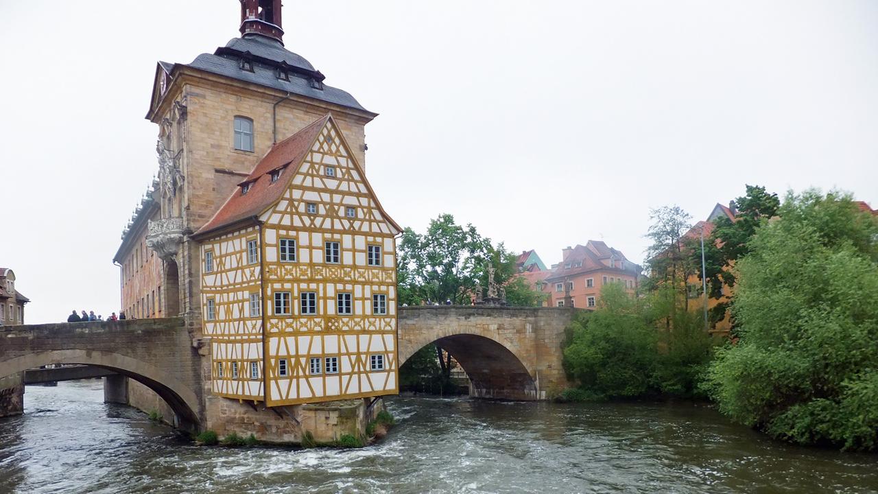 Das Alte Rathaus von Bamberg, der Brückenturm, steht mitten im Wasser auf 2000 Eichenstämmen.