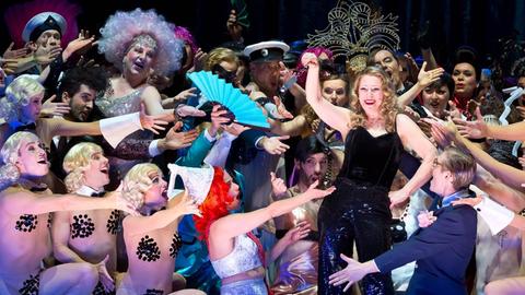 Dagmar Manzel und das Ensemble der Komischen Oper Berlin, 2013 in Barrie Koskys Inszenierung von "Ball im Savoy"