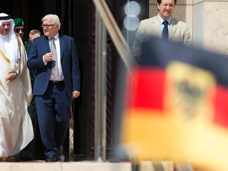 Bundesaußenminister Frank-Walter Steinmeier (SPD) bei seinem Beusch in Riad mit dem Generalsekretär des Kooperationsrats der Arabischen Staaten des Golfs, Abdullatif bin Rashid.