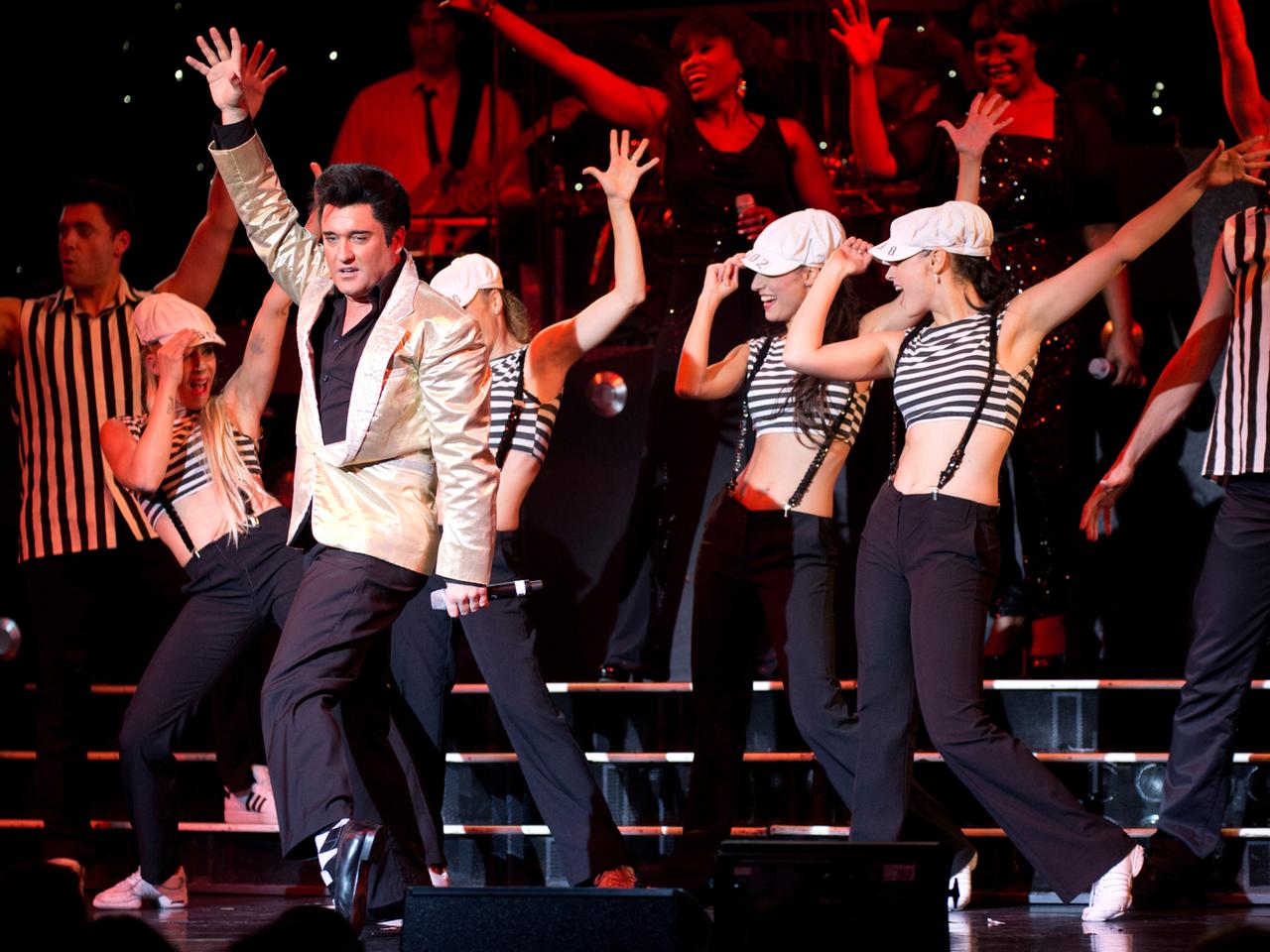 Ein Elvis Presley Double und Tänzer stehen bei der Charity-Gala von "Stars in Concert" am 16.09.2013 im Estrel-Hotel.