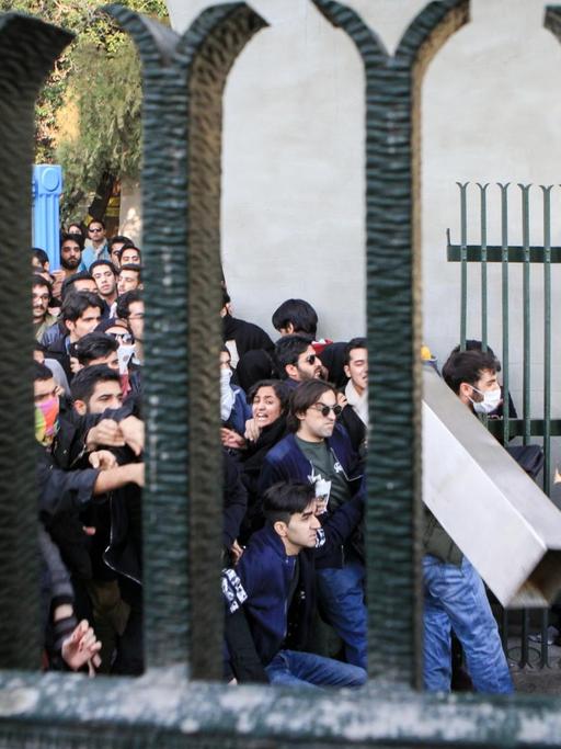 Iranische Studenten liefern sich Auseinandersetzungen mit der Polizei am 30. Dezember in Teheran