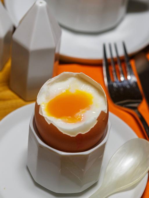 Gekochtes Frühstücksei in einem Eierbecher