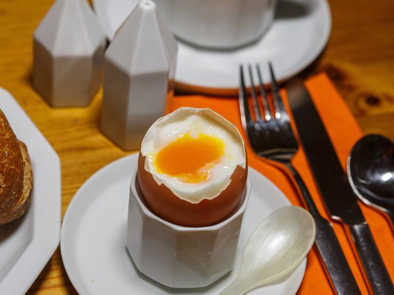 Gekochtes Frühstücksei in einem Eierbecher