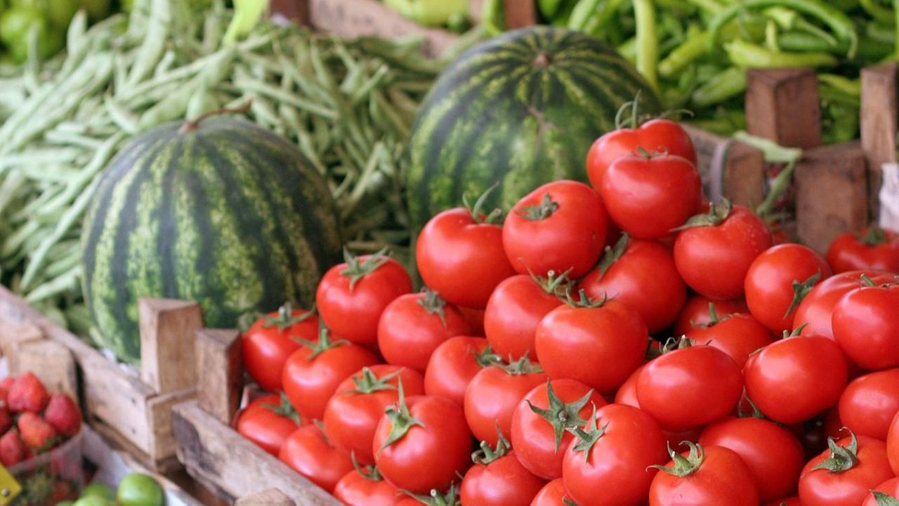 Ein Gemüsestand mit frischen Tomaten