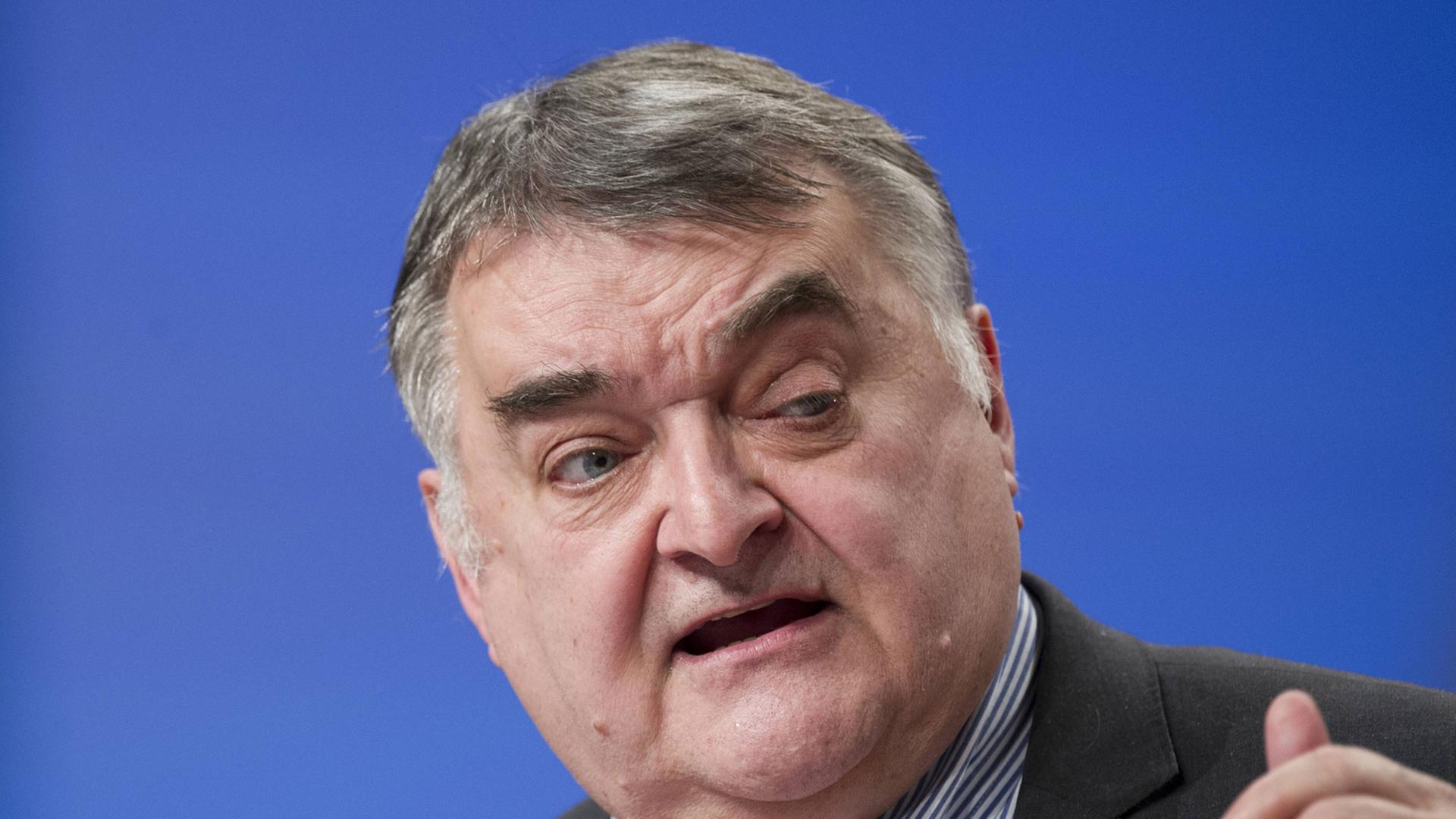 Herbert Reul, Vorsitzender der CDU/CSU-Fraktion im Europaparlament, hält am 10.12.2014 eine Rede auf dem CDU-Bundesparteitag in Köln.