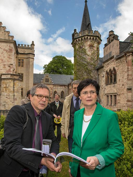 Landesdenkmalpfleger Holger Reinhardt zeigt Thüringens Ministerpräsidentin Christine Lieberknecht (CDU) auf Schloss Reinhardsbrunn historische Aufnahmen des vom Verfall bedrohten Denkmals.