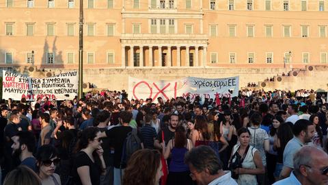 Demonstranten protestieren in Athen gegen die von der Eurozone geforderten Reformen.