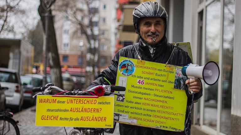 Aydin Akin protestiert mit dem Fahrrad für eine gleiche Behandlung aller Ausländer.