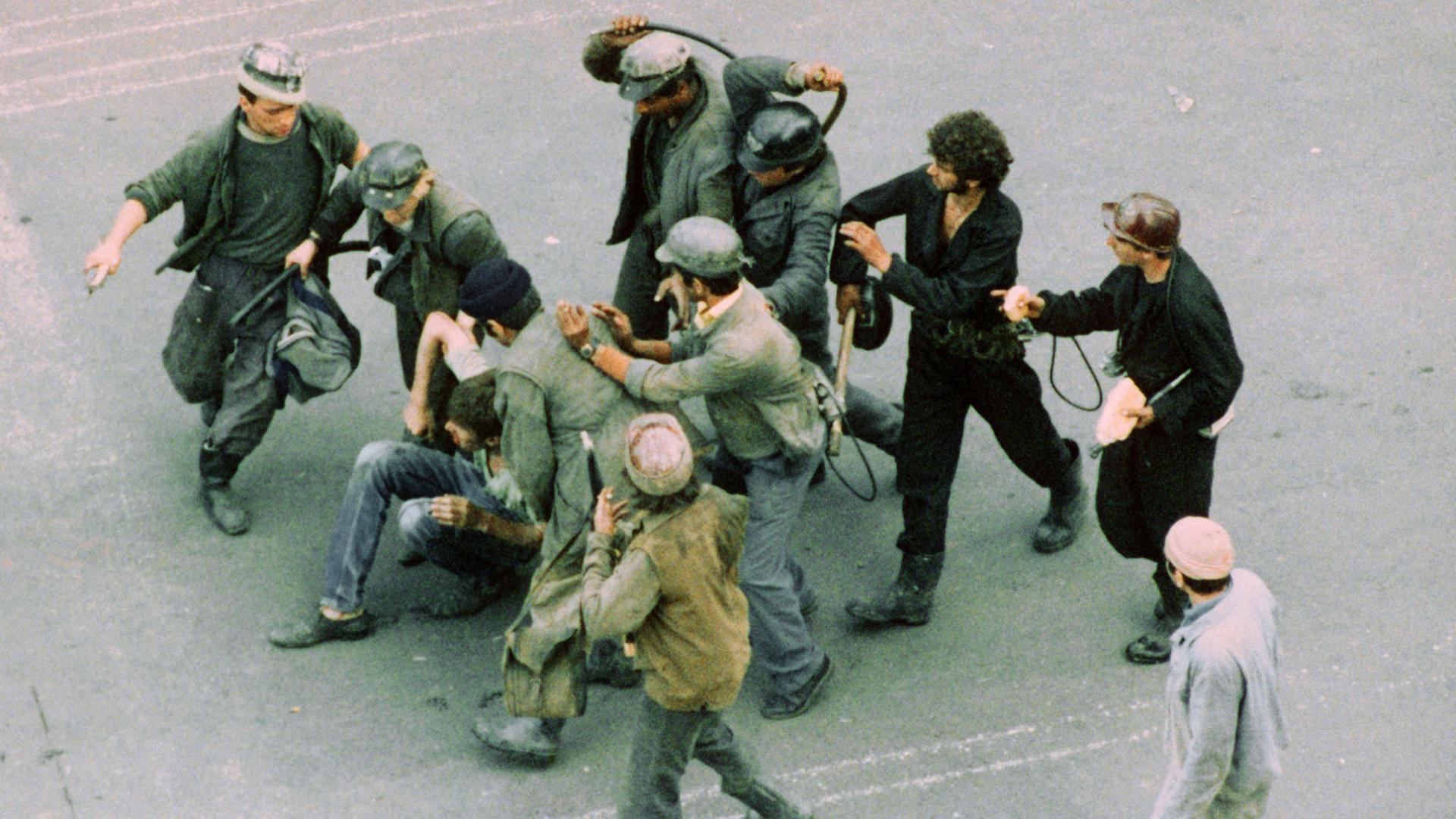 Bergarbeiter verprügeln am 18. Juni 1990 auf offener Straße einen Demonstranten in Rumänien