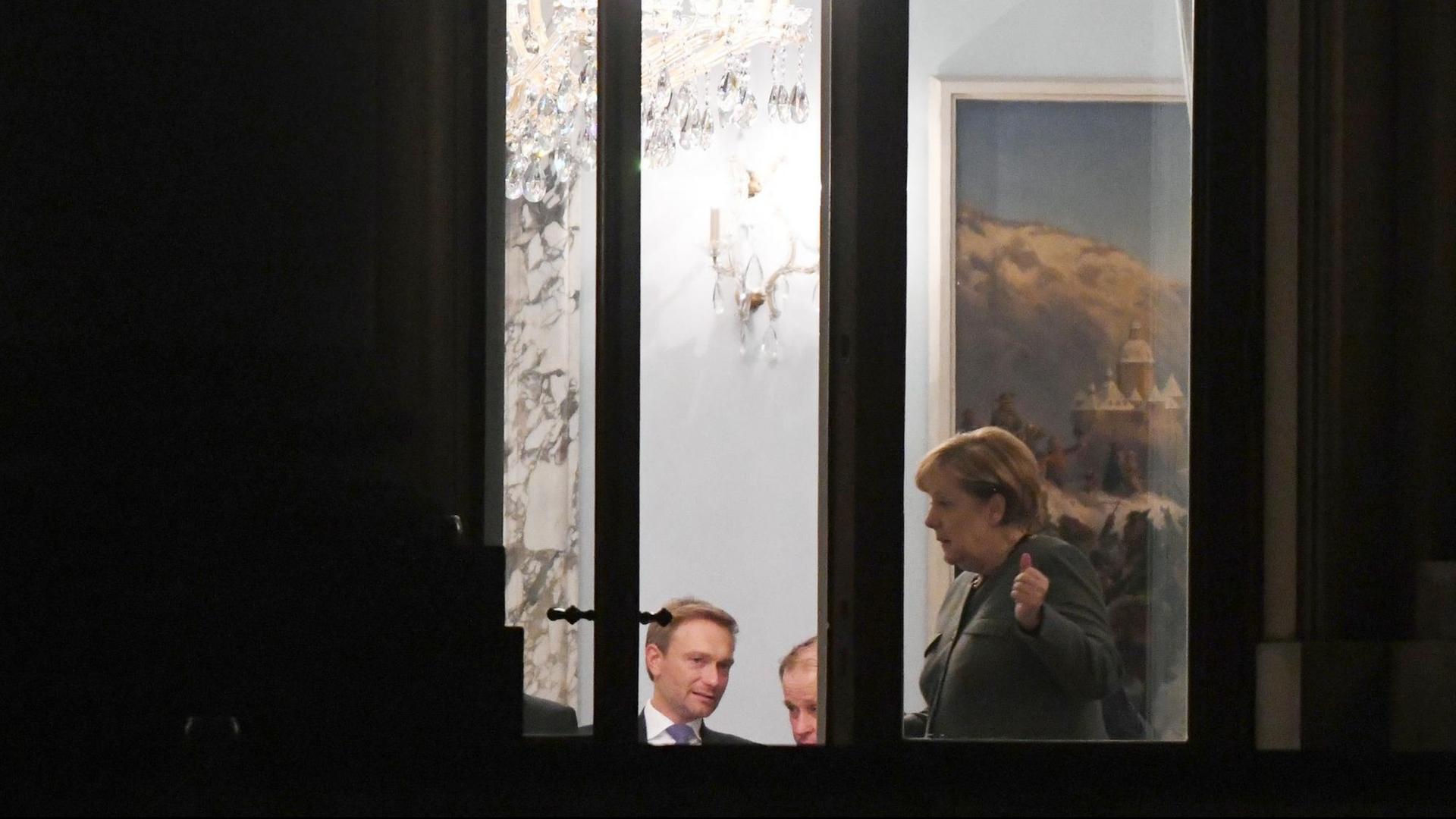 FDP-Parteichef Christian Lindner (links), Alexander Graf Lambsdorff, Mitglied des FDP-Bundesvorstands, und Bundeskanzlerin Angela Merkel (CDU) in Berlin bei den Sondierungsverhandlungen zwischen CDU, CSU, FDP und Grünen