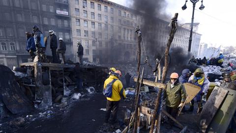Demonstranten stehen auf Barrikaden in der ukrainischen Hauptstadt Kiew