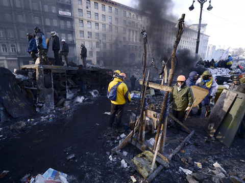 Demonstranten stehen auf Barrikaden in der ukrainischen Hauptstadt Kiew