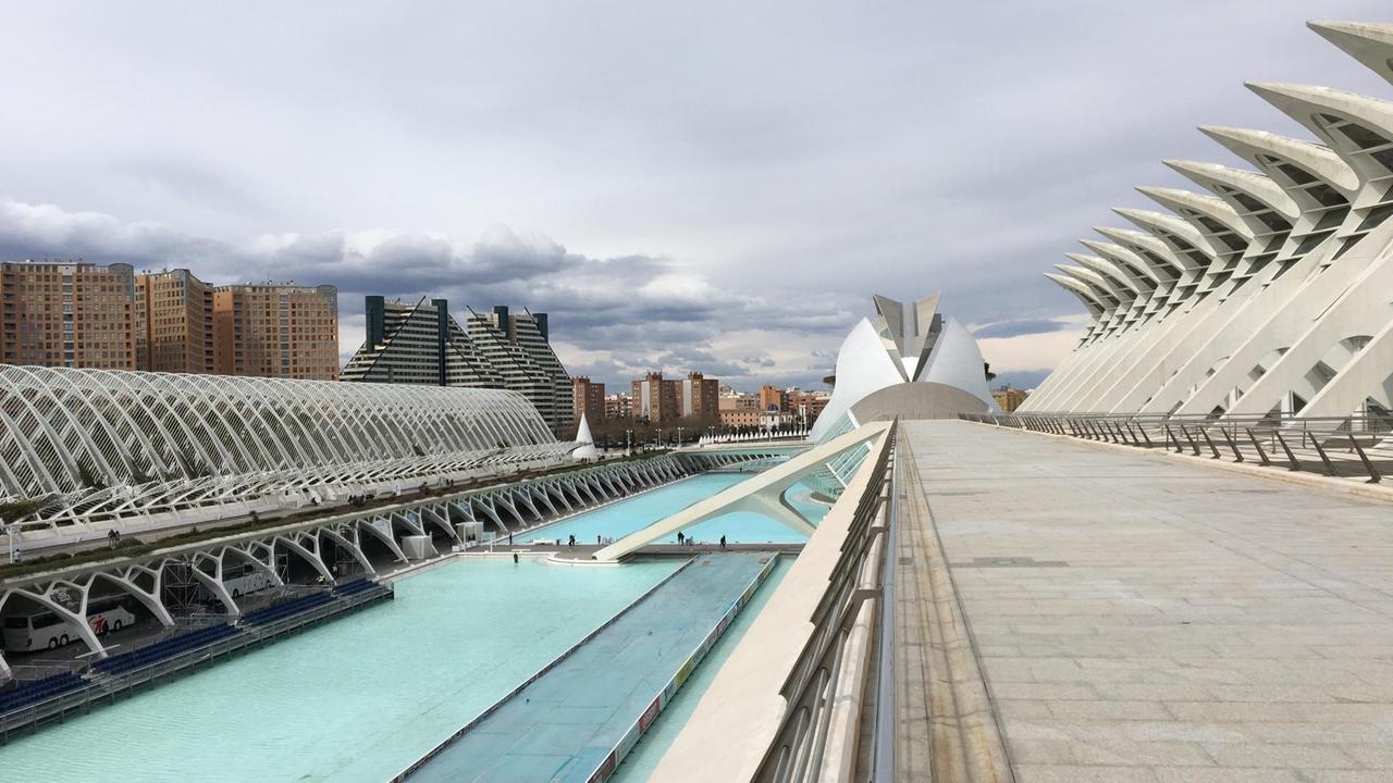 Vorsicht zugig - Auf dem Dach des Wissenschaftsmuseums in Valencia.
