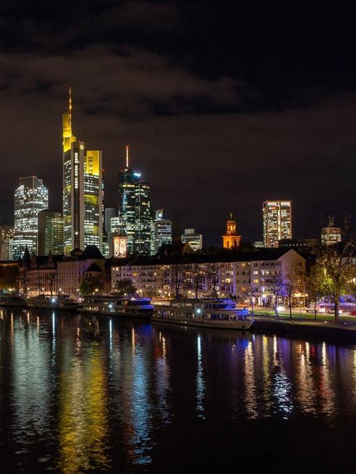 Die Skyline von Frankfurt am Main bei Nacht