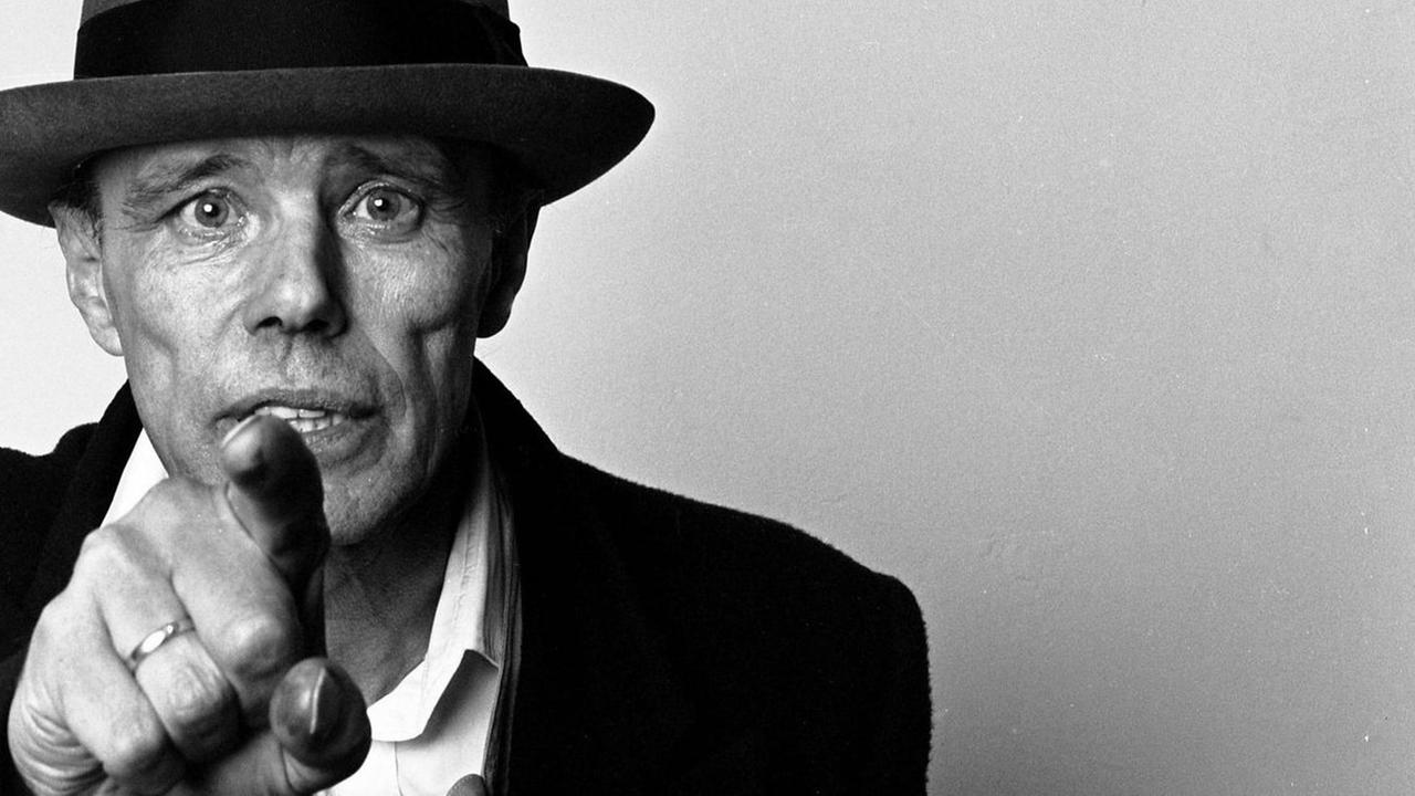 Ein Porträt von Joseph Beuys (1921-1986), Aufnahme circa 1985.