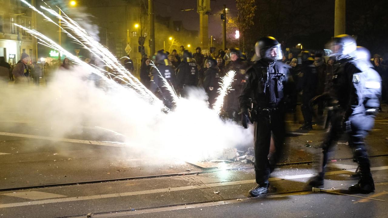 Polizisten räumen eine Kreuzung im Stadtteil Connewitz. In der Neujahrsnacht ist es dort zu Zusammenstößen gekommen.