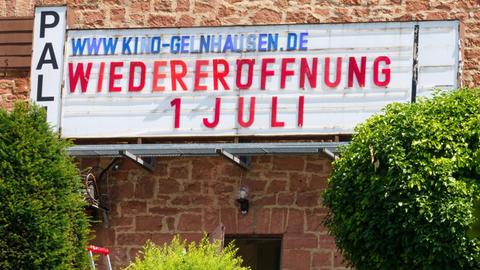 "Wiedereröffnung 1. Juli" steht an der Ankündigungstafel eines Kinos, das wegen der Corona-Pandemie seit Monaten geschlossen ist.