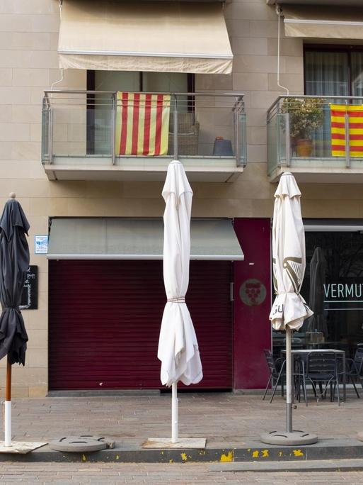 Bars and Restaurants sind geschlossen, die Sonnenschirme eingeklappt auf den Straßen von Cugat del Valles, einer normalerweise geschäftigen Stadt mit rund 90.000 Einwohnern außerhalb Barcelonas.
