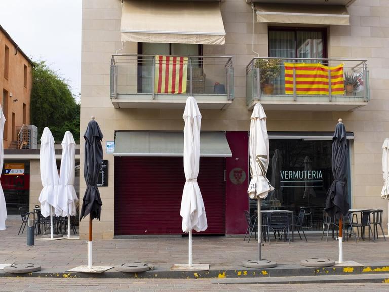 Bars and Restaurants sind geschlossen, die Sonnenschirme eingeklappt auf den Straßen von Cugat del Valles, einer normalerweise geschäftigen Stadt mit rund 90.000 Einwohnern außerhalb Barcelonas.