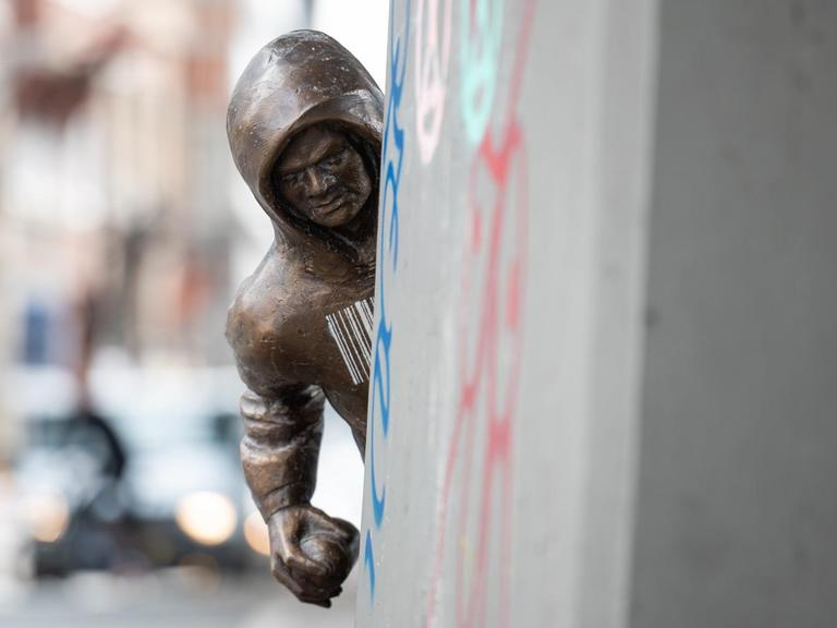 Eine Bronzestatue eines Sprayers steht am Rödingsmarkt in Hamburg.