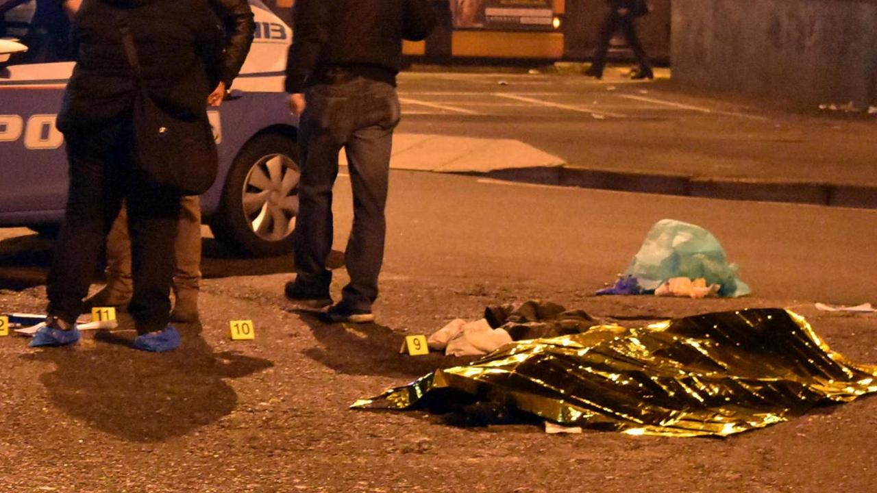 Polizisten neben der Leiche des mutmaßlichen Attentäters von Berlin.